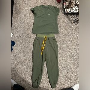 Green figs jogger set- size small